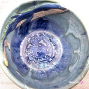 Piękny kubek morski WIELORYB kubek błękitno-biały ceramiczny z WIELORYBEM w środku nakrapiany morskie kolory ręcznie toczony i malowany rękodzieło wieloryb w kubku morska głębia