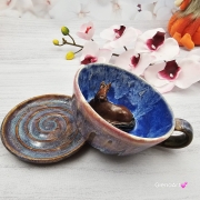 Filiżanka niebieska opal i gniady KOŃ ceramiczna ze spodkiem i figurką gniadego konia wewnątrz filiżanki ręcznie toczona i malowana w kolorze niebieskim opal kubek z koniem koń w filiżance filiżanka z koniem