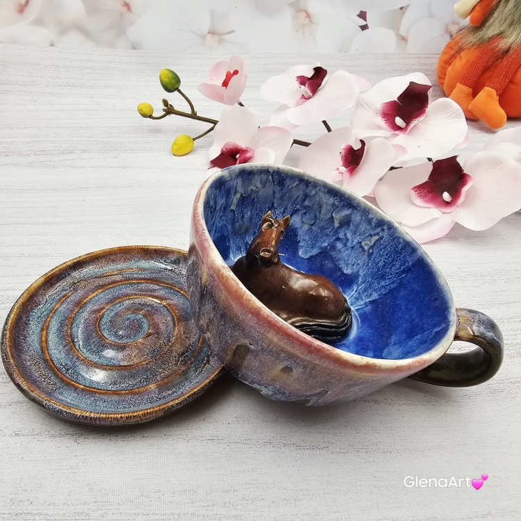 Filiżanka niebieska opal i gniady KOŃ ceramiczna ze spodkiem i figurką gniadego konia wewnątrz filiżanki ręcznie toczona i malowana w kolorze niebieskim opal kubek z koniem koń w filiżance filiżanka z koniem