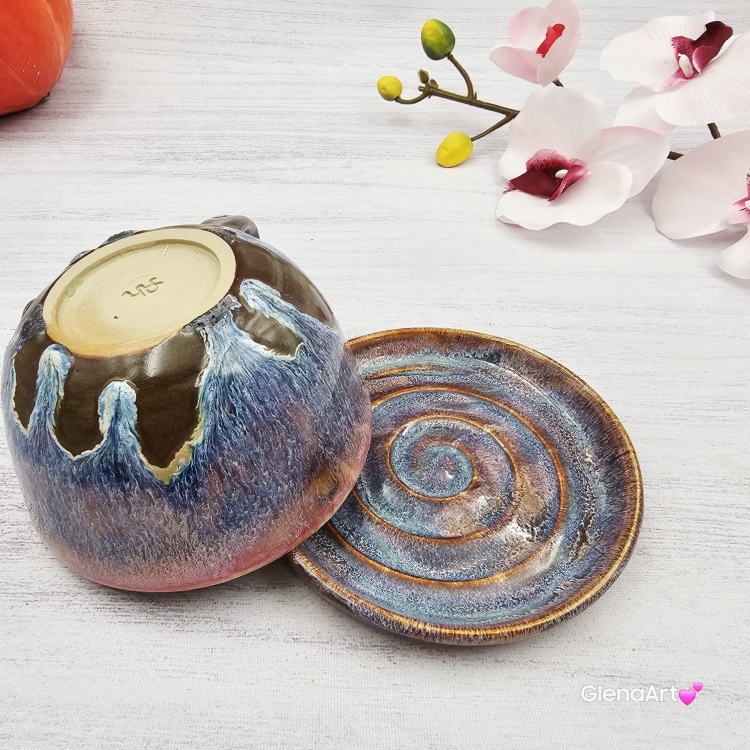 Filiżanka niebieska opal i gniady KOŃ ceramiczna ze spodkiem i figurką gniadego konia wewnątrz filiżanki ręcznie toczona i malowana w kolorze niebieskim opal kubek z koniem koń w filiżance filiżanka z koniem