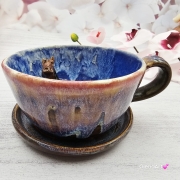 Filiżanka niebieska opal i gniady KOŃ ceramiczna ze spodkiem i figurką gniadego konia wewnątrz filiżanki ręcznie toczona i malowana w kolorze niebieskim opal kubek z koniem koń w filiżance filiżanka z koniem