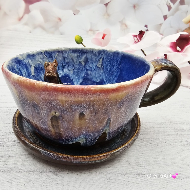 Filiżanka niebieska opal i gniady KOŃ ceramiczna ze spodkiem i figurką gniadego konia wewnątrz filiżanki ręcznie toczona i malowana w kolorze niebieskim opal kubek z koniem koń w filiżance filiżanka z koniem