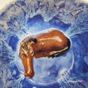 Filiżanka niebieska opal i gniady KOŃ ceramiczna ze spodkiem i figurką gniadego konia wewnątrz filiżanki ręcznie toczona i malowana w kolorze niebieskim opal kubek z koniem koń w filiżance filiżanka z koniem