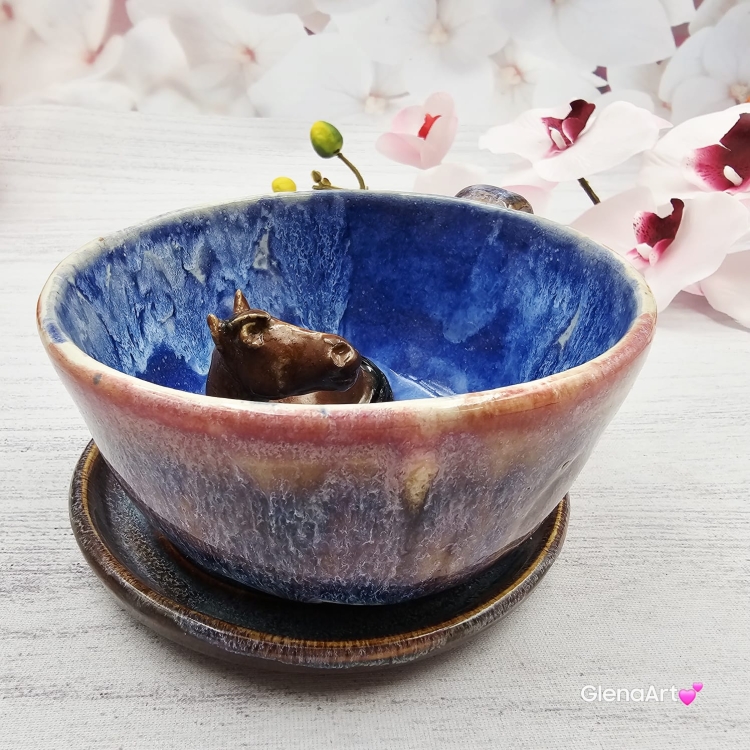 Filiżanka niebieska opal i gniady KOŃ ceramiczna ze spodkiem i figurką gniadego konia wewnątrz filiżanki ręcznie toczona i malowana w kolorze niebieskim opal kubek z koniem koń w filiżance filiżanka z koniem