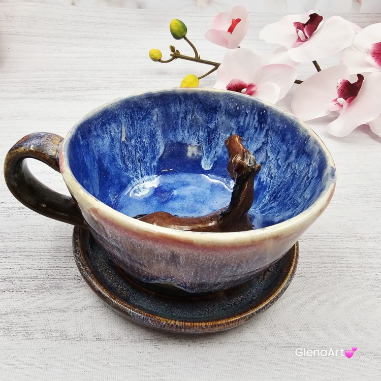 Filiżanka niebieska opal i gniady KOŃ ceramiczna ze spodkiem i figurką gniadego konia wewnątrz filiżanki ręcznie toczona i malowana w kolorze niebieskim opal kubek z koniem koń w filiżance filiżanka z koniem