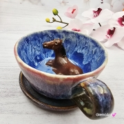 Filiżanka niebieska opal i gniady KOŃ ceramiczna ze spodkiem i figurką gniadego konia wewnątrz filiżanki ręcznie toczona i malowana w kolorze niebieskim opal kubek z koniem koń w filiżance filiżanka z koniem