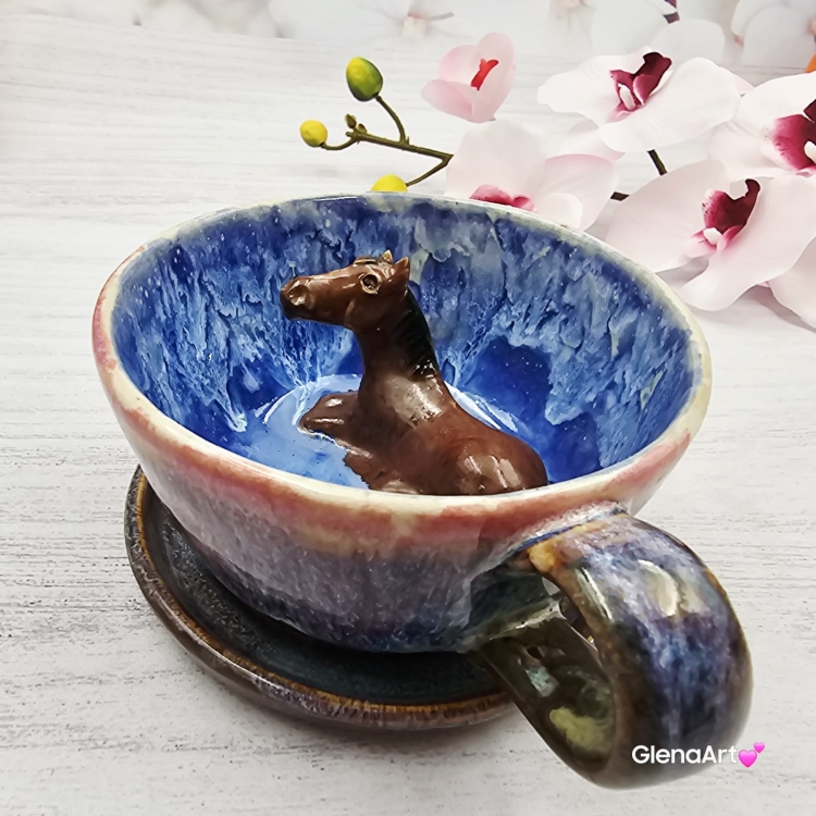 Filiżanka niebieska opal i gniady KOŃ ceramiczna ze spodkiem i figurką gniadego konia wewnątrz filiżanki ręcznie toczona i malowana w kolorze niebieskim opal kubek z koniem koń w filiżance filiżanka z koniem