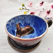 Filiżanka niebieska opal i gniady KOŃ ceramiczna ze spodkiem i figurką gniadego konia wewnątrz filiżanki ręcznie toczona i malowana w kolorze niebieskim opal kubek z koniem koń w filiżance filiżanka z koniem