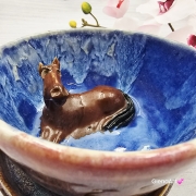 Filiżanka niebieska opal i gniady KOŃ ceramiczna ze spodkiem i figurką gniadego konia wewnątrz filiżanki ręcznie toczona i malowana w kolorze niebieskim opal kubek z koniem koń w filiżance filiżanka z koniem