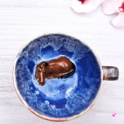 Filiżanka niebieska opal i gniady KOŃ ceramiczna ze spodkiem i figurką gniadego konia wewnątrz filiżanki ręcznie toczona i malowana w kolorze niebieskim opal kubek z koniem koń w filiżance filiżanka z koniem
