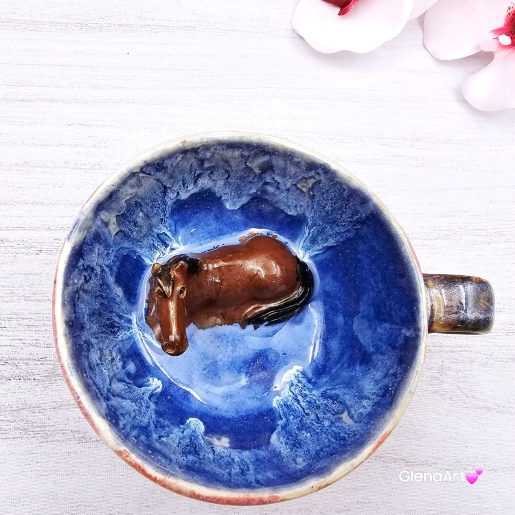 Filiżanka niebieska opal i gniady KOŃ ceramiczna ze spodkiem i figurką gniadego konia wewnątrz filiżanki ręcznie toczona i malowana w kolorze niebieskim opal kubek z koniem koń w filiżance filiżanka z koniem