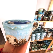 Piękny kubek morski WIELORYB kubek błękitno-biały ceramiczny z WIELORYBEM w środku nakrapiany morskie kolory ręcznie toczony i malowany rękodzieło wieloryb w kubku morska głębia