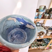 Piękny kubek morski WIELORYB kubek błękitno-biały ceramiczny z WIELORYBEM w środku nakrapiany morskie kolory ręcznie toczony i malowany rękodzieło wieloryb w kubku morska głębia