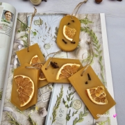 Zawieszka z wosku pszczelego 100 % naturalna z goździkami anyżkami i suszoną pomarańczą - na jutowym sznurku naturalna zawieszka na choinkę do szafy woskowa zawieszka wosk pszczeli zawieszka naturalna z wosku pszczelego z dodatkami Bożonarodzeniowa