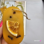 Zawieszka z wosku pszczelego 100 % naturalna z goździkami anyżkami i suszoną pomarańczą - na jutowym sznurku naturalna zawieszka na choinkę do szafy woskowa zawieszka wosk pszczeli zawieszka naturalna z wosku pszczelego z dodatkami Bożonarodzeniowa