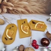 Zawieszka z wosku pszczelego 100 % naturalna z goździkami anyżkami i suszoną pomarańczą - na jutowym sznurku naturalna zawieszka na choinkę do szafy woskowa zawieszka wosk pszczeli zawieszka naturalna z wosku pszczelego z dodatkami Bożonarodzeniowa