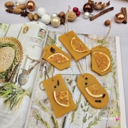 Zawieszka z wosku pszczelego 100 % naturalna z goździkami anyżkami i suszoną pomarańczą - na jutowym sznurku naturalna zawieszka na choinkę do szafy woskowa zawieszka wosk pszczeli zawieszka naturalna z wosku pszczelego z dodatkami Bożonarodzeniowa