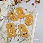 Zawieszka z wosku pszczelego 100 % naturalna z goździkami anyżkami i suszoną pomarańczą - na jutowym sznurku naturalna zawieszka na choinkę do szafy woskowa zawieszka wosk pszczeli zawieszka naturalna z wosku pszczelego z dodatkami Bożonarodzeniowa