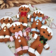 Zawieszka pierniczek świąteczna ludzik pierniczek z filcu 100 % rękodzieło bombka na choinkę z filcu ozdoba świąteczna na choinkę zawieszka piernik