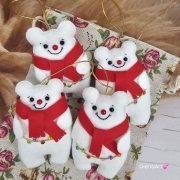 Zawieszka na święta biały miś w czerwonym szaliku świąteczna zawieszka z filcu 100 % rękodzieło bombka na choinkę z filcu ozdoba świąteczna na choinkę zawieszka misiu biały