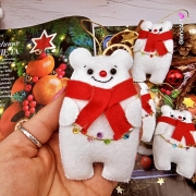 Zawieszka na święta biały miś w czerwonym szaliku świąteczna zawieszka z filcu 100 % rękodzieło bombka na choinkę z filcu ozdoba świąteczna na choinkę zawieszka misiu biały