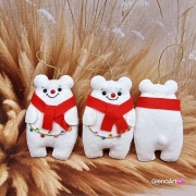 Zawieszka na święta biały miś w czerwonym szaliku świąteczna zawieszka z filcu 100 % rękodzieło bombka na choinkę z filcu ozdoba świąteczna na choinkę zawieszka misiu biały