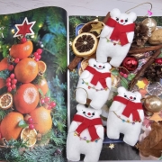 Zawieszka na święta biały miś w czerwonym szaliku świąteczna zawieszka z filcu 100 % rękodzieło bombka na choinkę z filcu ozdoba świąteczna na choinkę zawieszka misiu biały