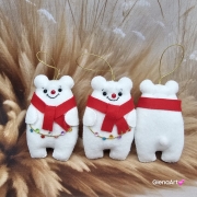 Zawieszka na święta biały miś w czerwonym szaliku świąteczna zawieszka z filcu 100 % rękodzieło bombka na choinkę z filcu ozdoba świąteczna na choinkę zawieszka misiu biały