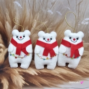 Zawieszka na święta biały miś w czerwonym szaliku świąteczna zawieszka z filcu 100 % rękodzieło bombka na choinkę z filcu ozdoba świąteczna na choinkę zawieszka misiu biały