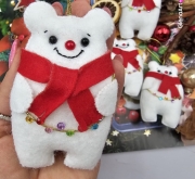 Zawieszka na święta biały miś w czerwonym szaliku świąteczna zawieszka z filcu 100 % rękodzieło bombka na choinkę z filcu ozdoba świąteczna na choinkę zawieszka misiu biały