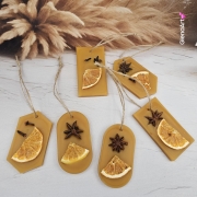 Zawieszka z wosku pszczelego 100 % naturalna z goździkami anyżkami i suszoną pomarańczą - na jutowym sznurku naturalna zawieszka na choinkę do szafy woskowa zawieszka wosk pszczeli zawieszka naturalna z wosku pszczelego z dodatkami Bożonarodzeniowa