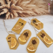 Zawieszka z wosku pszczelego 100 % naturalna z goździkami anyżkami i suszoną pomarańczą - na jutowym sznurku naturalna zawieszka na choinkę do szafy woskowa zawieszka wosk pszczeli zawieszka naturalna z wosku pszczelego z dodatkami Bożonarodzeniowa