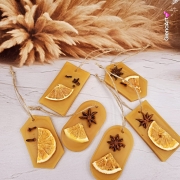 Zawieszka z wosku pszczelego 100 % naturalna z goździkami anyżkami i suszoną pomarańczą - na jutowym sznurku naturalna zawieszka na choinkę do szafy woskowa zawieszka wosk pszczeli zawieszka naturalna z wosku pszczelego z dodatkami Bożonarodzeniowa