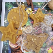 Zawieszka na choinkę motyw świąteczny z wosku pszczelego 100 % naturalna na jutowym sznurku naturalna zawieszka na choinkę miodowy woskowa zawieszka wosk pszczeli zawieszka naturalna gwiazdka bombka choinka