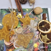 Zawieszka na choinkę motyw świąteczny z wosku pszczelego 100 % naturalna na jutowym sznurku naturalna zawieszka na choinkę miodowy woskowa zawieszka wosk pszczeli zawieszka naturalna gwiazdka bombka choinka