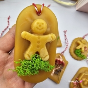 Zawieszka pszczela ozdobna zawieszki do auta do szafy z wosku pszczelego 100 % naturalna z suszem kwiatowym pachnąca delikatnie miodkiem na sznurku gotowa do zawieszenia zawieszka do szafy woskowa zawieszka naturalna z wosku pszczelego z dodatkami