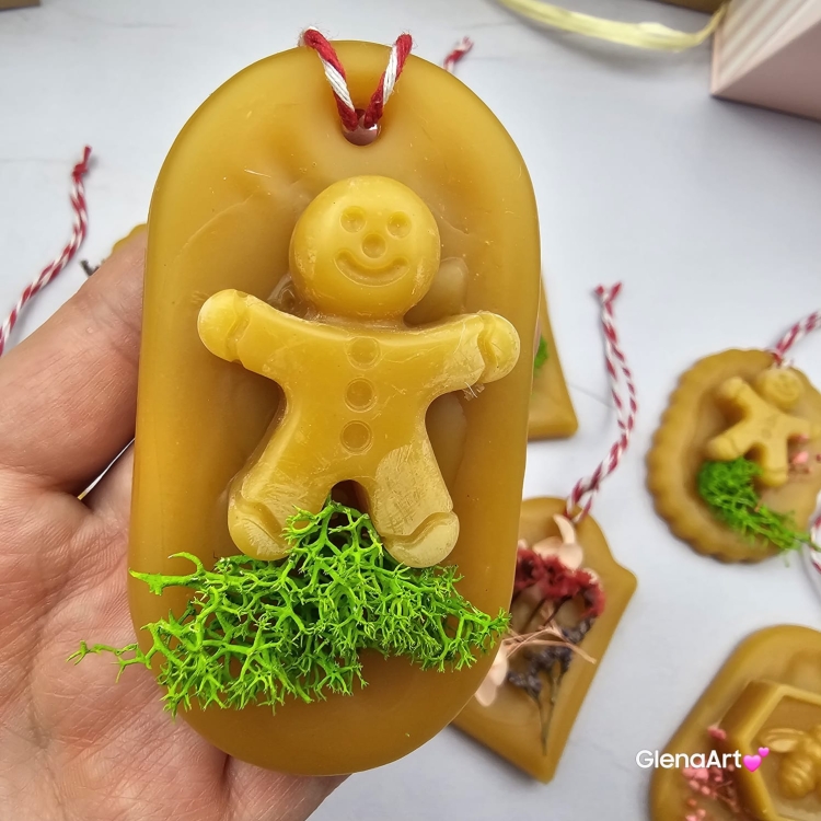 Zawieszka pszczela ozdobna zawieszki do auta do szafy z wosku pszczelego 100 % naturalna z suszem kwiatowym pachnąca delikatnie miodkiem na sznurku gotowa do zawieszenia zawieszka do szafy woskowa zawieszka naturalna z wosku pszczelego z dodatkami