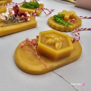 Zawieszka pszczela ozdobna zawieszki do auta do szafy z wosku pszczelego 100 % naturalna z suszem kwiatowym pachnąca delikatnie miodkiem na sznurku gotowa do zawieszenia zawieszka do szafy woskowa zawieszka naturalna z wosku pszczelego z dodatkami