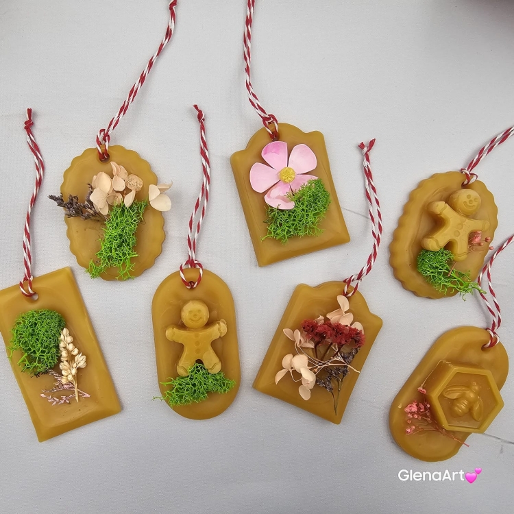 Zawieszka pszczela ozdobna zawieszki do auta do szafy z wosku pszczelego 100 % naturalna z suszem kwiatowym pachnąca delikatnie miodkiem na sznurku gotowa do zawieszenia zawieszka do szafy woskowa zawieszka naturalna z wosku pszczelego z dodatkami