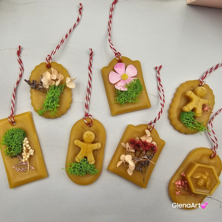 Zawieszka pszczela ozdobna zawieszki do auta do szafy z wosku pszczelego 100 % naturalna z suszem kwiatowym pachnąca delikatnie miodkiem na sznurku gotowa do zawieszenia zawieszka do szafy woskowa zawieszka naturalna z wosku pszczelego z dodatkami