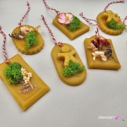 Zawieszka pszczela ozdobna zawieszki do auta do szafy z wosku pszczelego 100 % naturalna z suszem kwiatowym pachnąca delikatnie miodkiem na sznurku gotowa do zawieszenia zawieszka do szafy woskowa zawieszka naturalna z wosku pszczelego z dodatkami