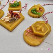 Zawieszka pszczela ozdobna zawieszki do auta do szafy z wosku pszczelego 100 % naturalna z suszem kwiatowym pachnąca delikatnie miodkiem na sznurku gotowa do zawieszenia zawieszka do szafy woskowa zawieszka naturalna z wosku pszczelego z dodatkami