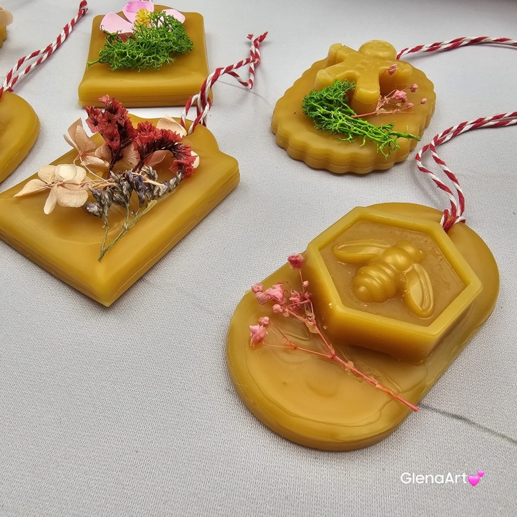 Zawieszka pszczela ozdobna zawieszki do auta do szafy z wosku pszczelego 100 % naturalna z suszem kwiatowym pachnąca delikatnie miodkiem na sznurku gotowa do zawieszenia zawieszka do szafy woskowa zawieszka naturalna z wosku pszczelego z dodatkami