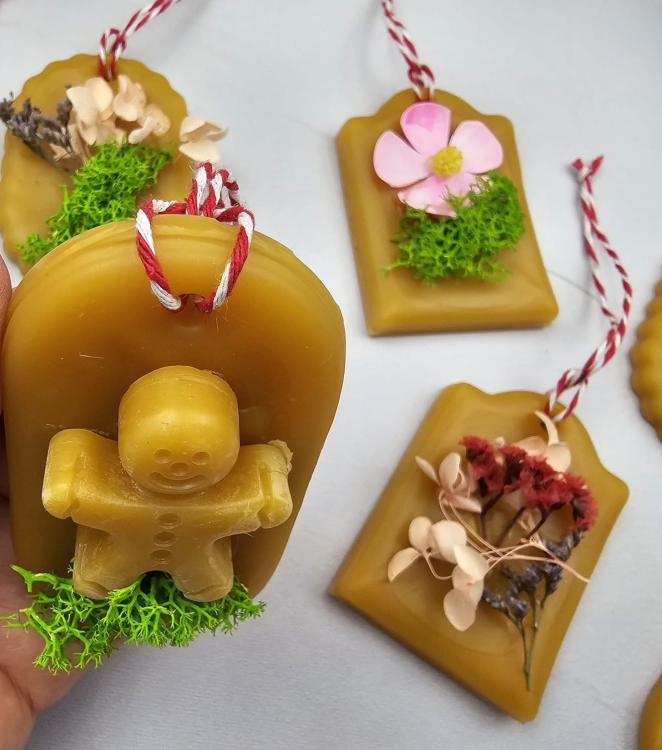 Zawieszka pszczela ozdobna zawieszki do auta do szafy z wosku pszczelego 100 % naturalna z suszem kwiatowym pachnąca delikatnie miodkiem na sznurku gotowa do zawieszenia zawieszka do szafy woskowa zawieszka naturalna z wosku pszczelego z dodatkami