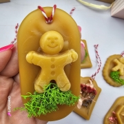 Zawieszka pszczela ozdobna zawieszki do auta do szafy z wosku pszczelego 100 % naturalna z suszem kwiatowym pachnąca delikatnie miodkiem na sznurku gotowa do zawieszenia zawieszka do szafy woskowa zawieszka naturalna z wosku pszczelego z dodatkami