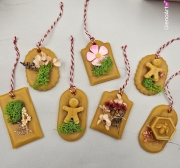 Zawieszka pszczela ozdobna zawieszki do auta do szafy z wosku pszczelego 100 % naturalna z suszem kwiatowym pachnąca delikatnie miodkiem na sznurku gotowa do zawieszenia zawieszka do szafy woskowa zawieszka naturalna z wosku pszczelego z dodatkami