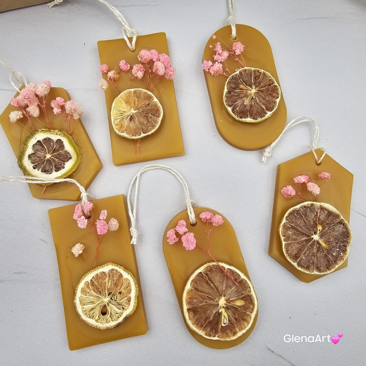 Zawieszka pszczela ozdobna zawieszki do auta do szafy z wosku pszczelego 100 % naturalna z suszem kwiatowym i suszoną limonką pachnąca delikatnie miodkiem na sznurku gotowa do zawieszenia zawieszka do szafy łazienki z dodatkami