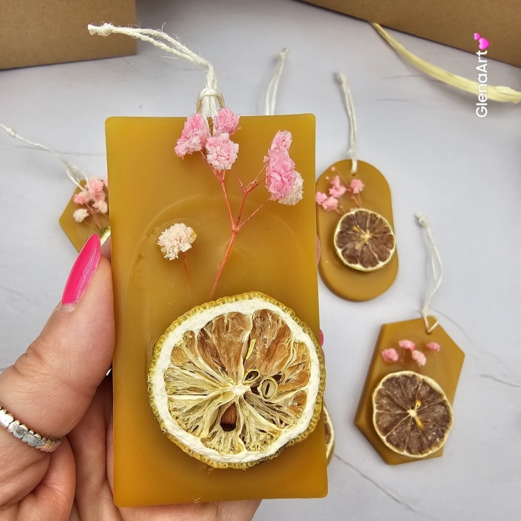 Zawieszka pszczela ozdobna zawieszki do auta do szafy z wosku pszczelego 100 % naturalna z suszem kwiatowym i suszoną limonką pachnąca delikatnie miodkiem na sznurku gotowa do zawieszenia zawieszka do szafy łazienki z dodatkami