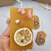 Zawieszka pszczela ozdobna zawieszki do auta do szafy z wosku pszczelego 100 % naturalna z suszem kwiatowym i suszoną limonką pachnąca delikatnie miodkiem na sznurku gotowa do zawieszenia zawieszka do szafy łazienki z dodatkami