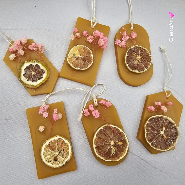 Zawieszka pszczela ozdobna zawieszki do auta do szafy z wosku pszczelego 100 % naturalna z suszem kwiatowym i suszoną limonką pachnąca delikatnie miodkiem na sznurku gotowa do zawieszenia zawieszka do szafy łazienki z dodatkami